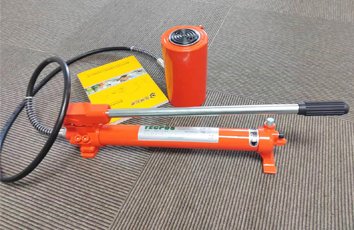 TS單作用分離式千斤頂實(shí)物圖一 TS單作用分離式千斤頂實(shí)物圖一